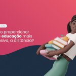 Um fundo rosa e azul. Há uma bonequinha de pele negra e cabelos pretos em um penteado de maria-chiquinha. Ela está usando uma blusa branca e uma calça verde enquanto segura uma pilha de livros e sorri